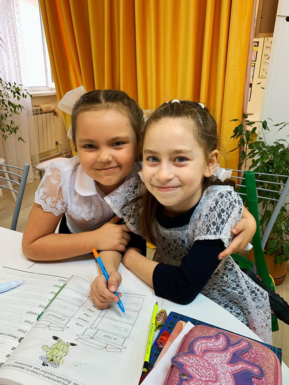 Ученицы PopEnglish на занятии английским