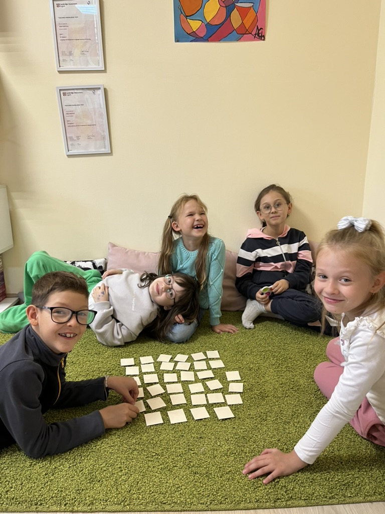 Группа учеников PopEnglish занимается английским в игровой форме